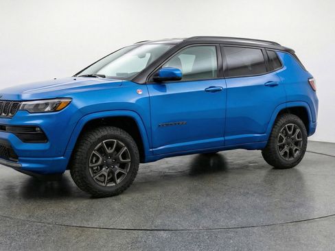 Used 2025 Jeep Compass Trailhawk AWD/4WD image 3