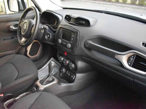 Used 2016 Jeep Renegade Latitude AWD/4WD image 22