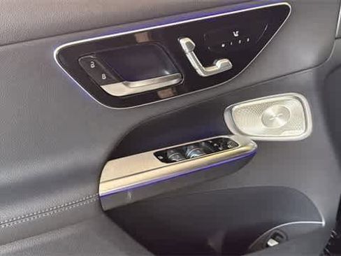Used 2025 Mercedes-Benz GLC 300 4MATIC image 5