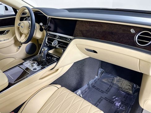 Certified 2022 Bentley Flying Spur V8 image 2