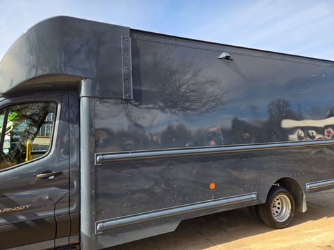 Used 2022 Ford Transit 350 DRW image 3