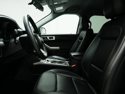 Used 2023 Ford Explorer XLT w/ Equipment Group 202A image 19