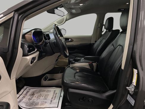 Used 2017 Chrysler Pacifica Touring-L Plus w/ Tire & Wheel Group image 29