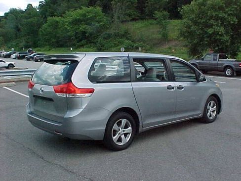 Used 2011 Toyota Sienna w/ Towing Pkg FWD image 9