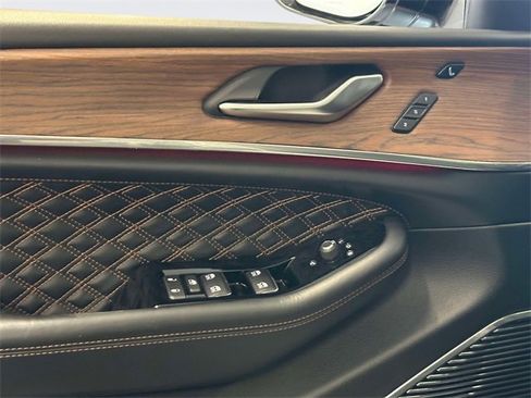 Used 2022 Jeep Grand Cherokee Summit w/ Luxury Tech Group V image 11