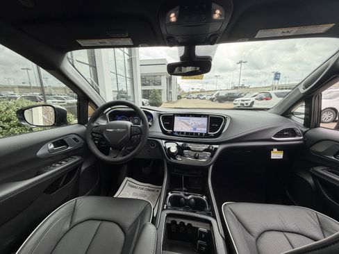 New 2026 Chrysler Pacifica Limited image 31