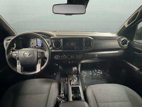 Used 2019 Toyota Tacoma TRD Off-Road w/ Technology Package AWD/4WD image 9