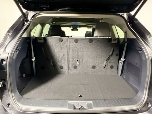 Used 2024 Toyota Highlander XLE FWD image 33