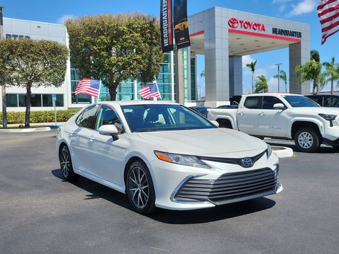 Used 2022 Toyota Camry XLE image 2