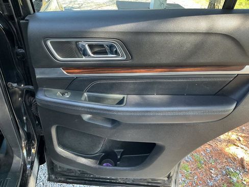 Used 2018 Ford Explorer Limited image 19