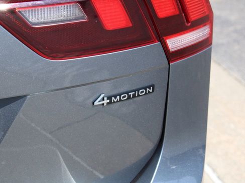 Used 2022 Volkswagen Tiguan SE R-Line image 9