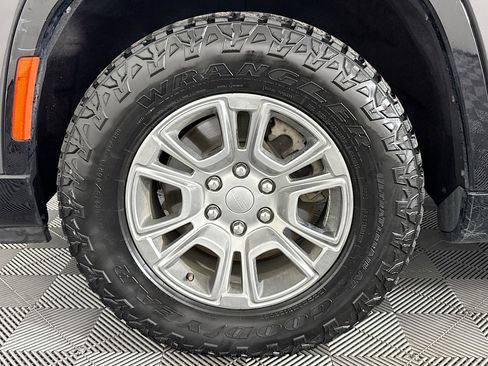 Used 2023 Jeep Wagoneer 4WD w/ HD Trailer Tow Package image 37