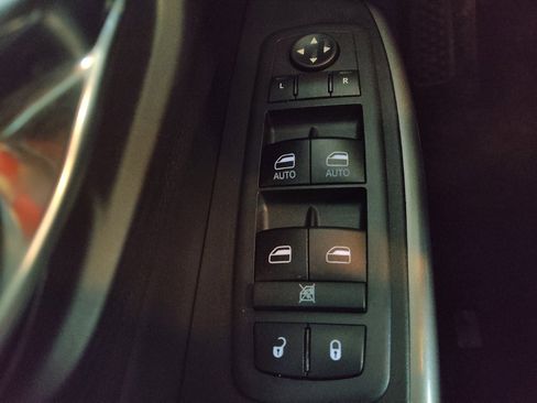 Used 2019 Jeep Cherokee Limited image 27