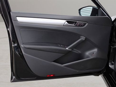 Used 2016 Volkswagen Passat 1.8T S image 9