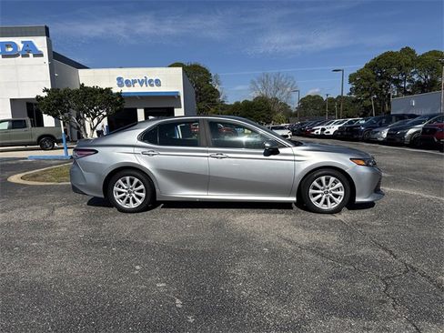 Used 2020 Toyota Camry LE image 4
