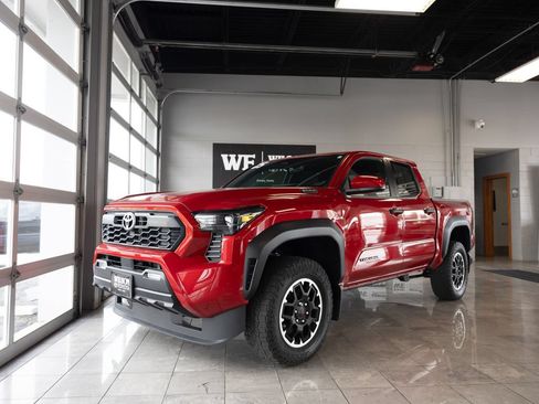 Certified 2025 Toyota Tacoma TRD Off-Road AWD/4WD image 2