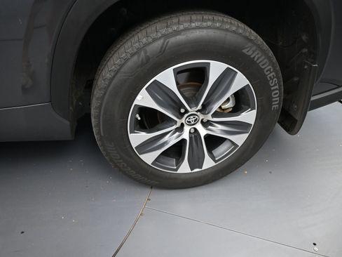 Certified 2024 Toyota Highlander XLE image 21