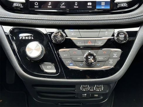 New 2022 Chrysler Pacifica Touring-L w/ S Appearance Package image 17