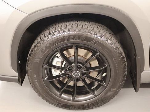Certified 2025 Toyota Highlander XLE AWD/4WD image 9