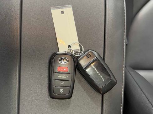 Used 2024 Toyota Highlander XLE image 34