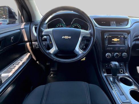 Used 2017 Chevrolet Traverse LT w/ Style and Technology Package FWD image 5