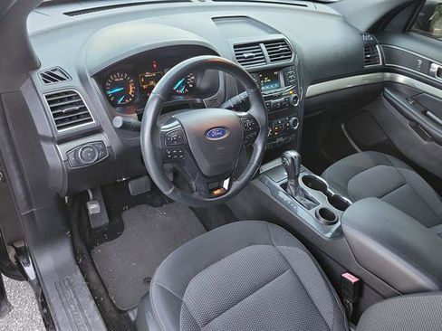 Used 2018 Ford Explorer XLT FWD image 2