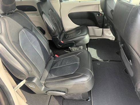 Used 2017 Chrysler Pacifica Touring-L w/ Tire & Wheel Group image 16