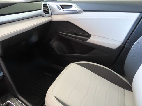 New 2025 Volkswagen Taos SE image 20