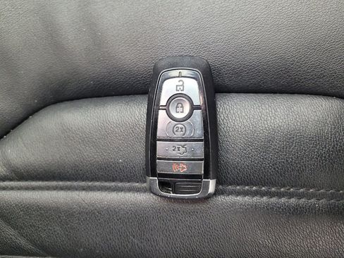 Used 2018 Ford Fusion SE w/ Fusion SE Technology Package FWD image 32