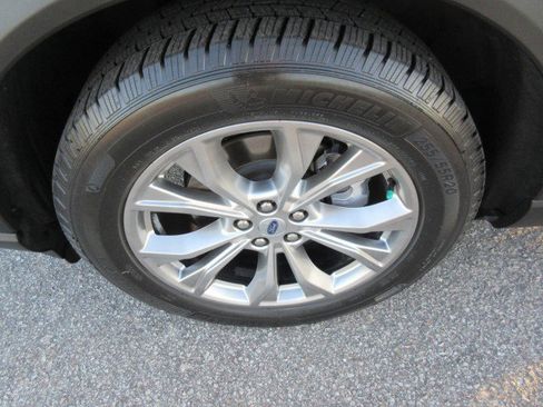 Used 2021 Ford Explorer XLT w/ Equipment Group 202A image 9