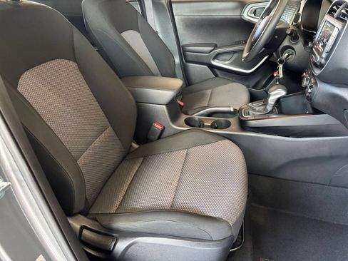Used 2025 Kia Soul LX w/ LX Technology Package FWD image 34
