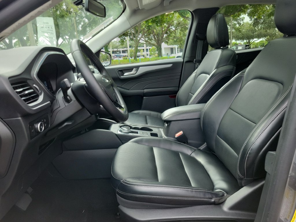 Certified 2025 Ford Escape Platinum AWD/4WD image 11