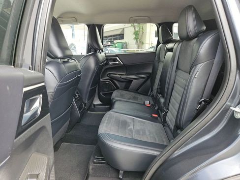 Used 2025 Mitsubishi Outlander SE AWD/4WD image 17