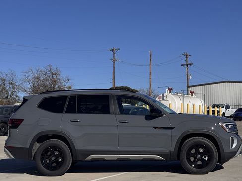 New 2026 Volkswagen Atlas Peak Edition image 3