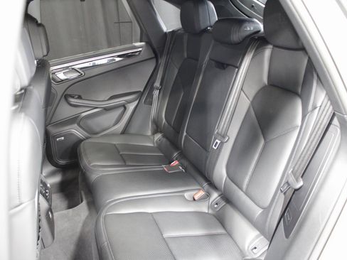 Used 2025 Porsche Macan image 18