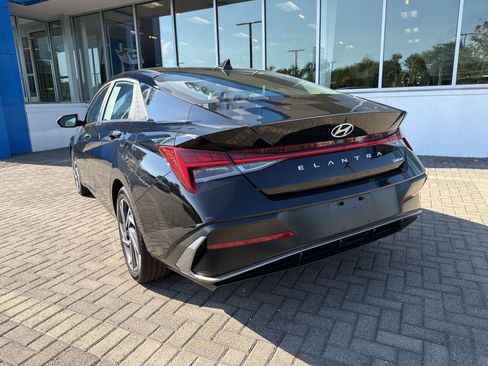 Used 2025 Hyundai Elantra Limited FWD image 3