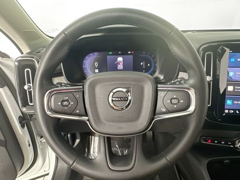 Used 2023 Volvo XC40 B4 Core w/ Convenience Package image 11