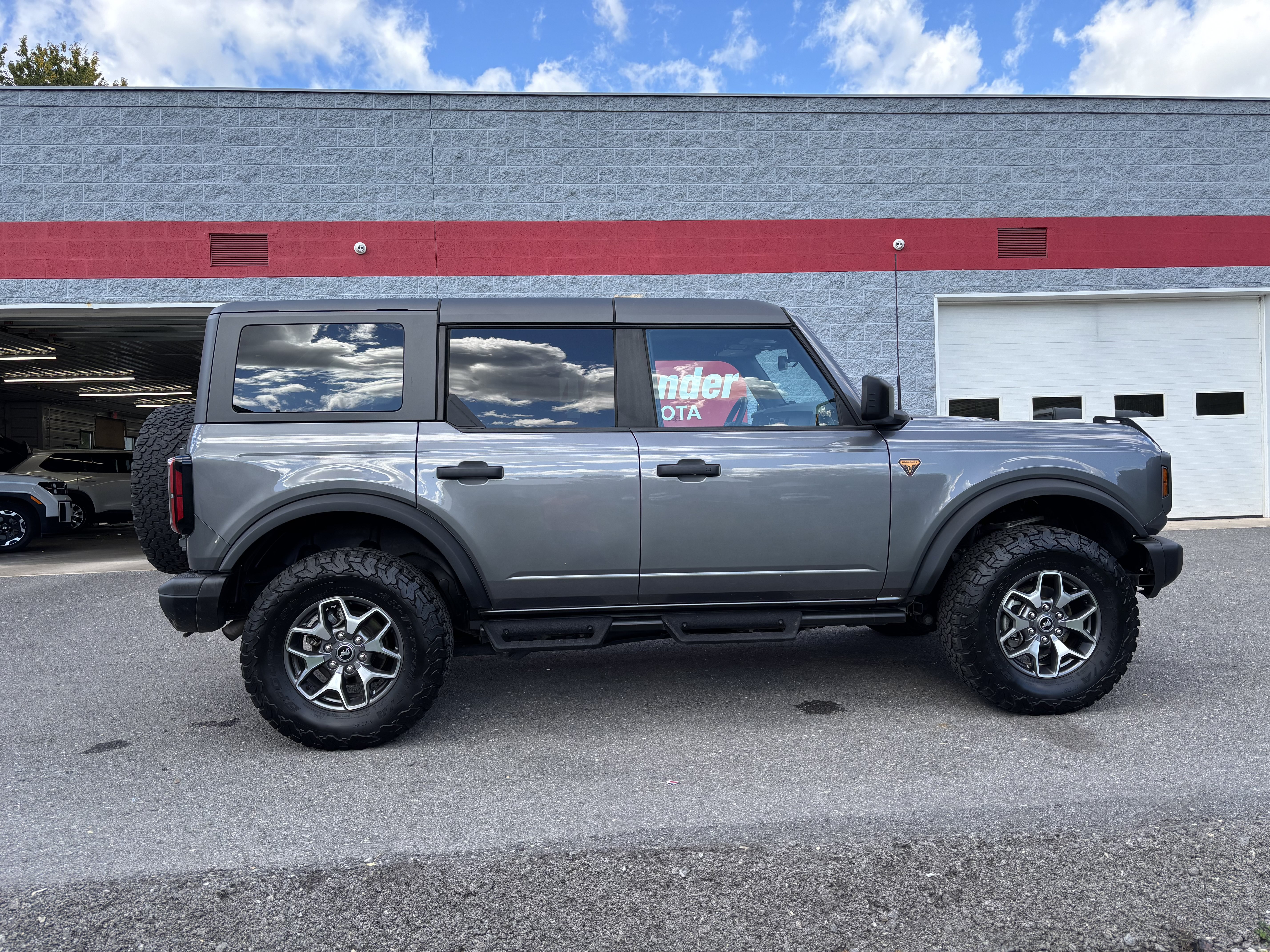 Used 2023 Ford Bronco Badlands AWD/4WD image 2