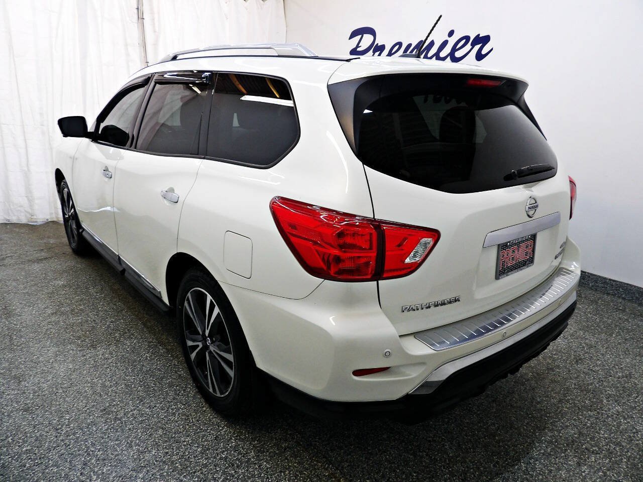 Used 2017 Nissan Pathfinder Platinum AWD/4WD image 4