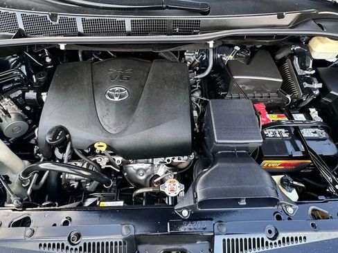 Used 2017 Toyota Sienna SE image 24