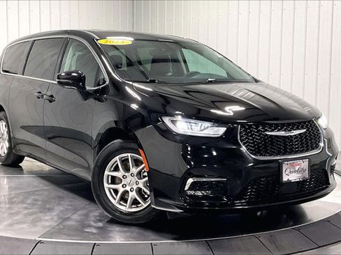 Used 2024 Chrysler Pacifica Touring-L image 3