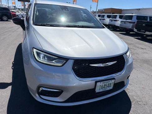 Used 2024 Chrysler Pacifica Touring-L FWD image 5