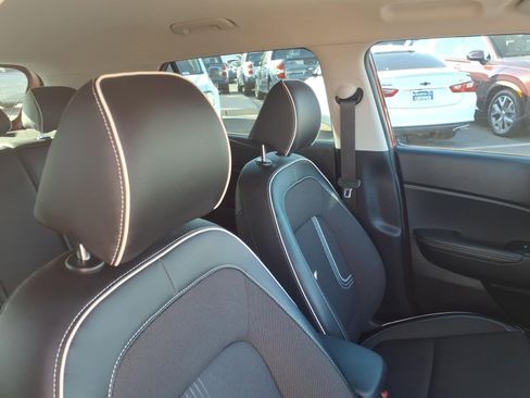 Used 2022 Hyundai Venue Limited FWD image 12