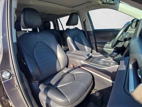 Used 2021 Toyota Highlander XLE FWD image 21