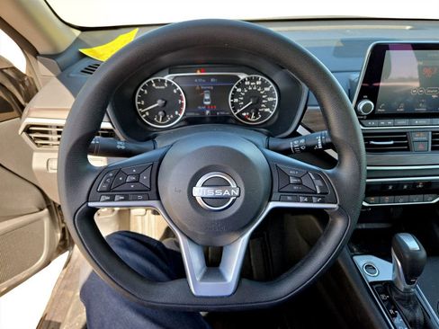 Used 2025 Nissan Altima 2.5 SV FWD image 14