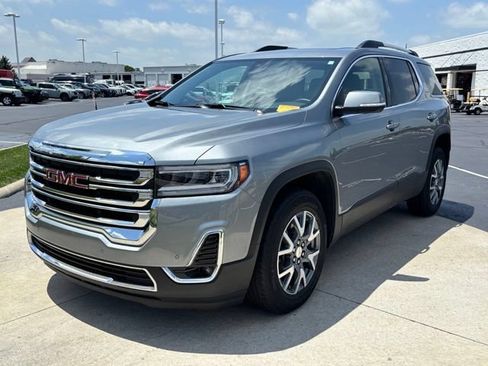 Used 2023 GMC Acadia SLT w/ Preferred Package FWD image 3