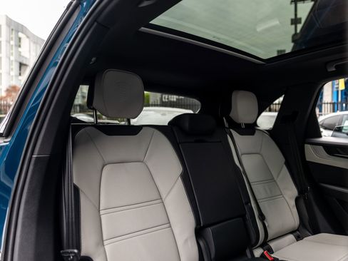 Certified 2025 Porsche Cayenne AWD/4WD image 36