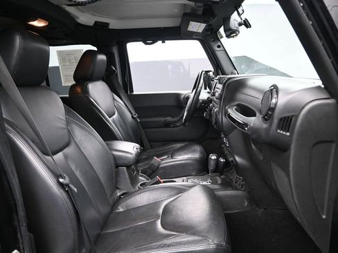 Used 2014 Jeep Wrangler Unlimited Sahara image 31