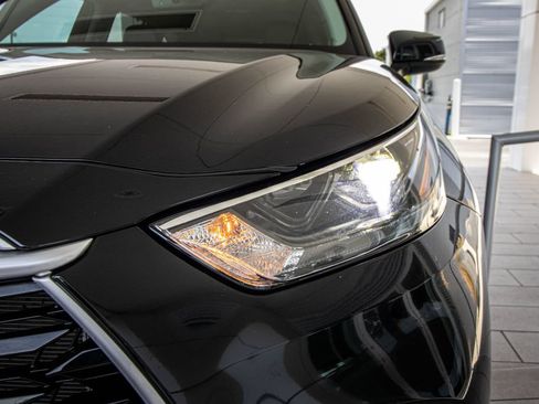 Used 2024 Toyota Highlander XLE FWD image 6