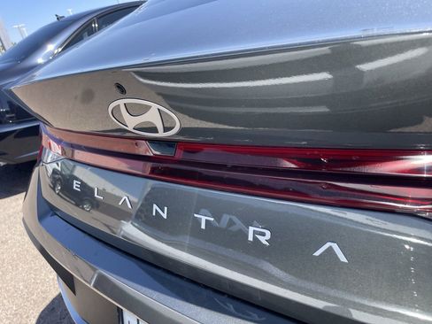 Used 2025 Hyundai Elantra SE FWD image 5